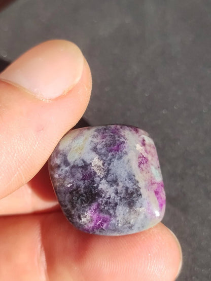 Sugilith - Sammler Deko Heilstein lila Handschmeichler Rarität Meditation Energie Edelstein Kristall Wert Natürlich Unikat Geschenk Er Sie - Art of Nature Berlin