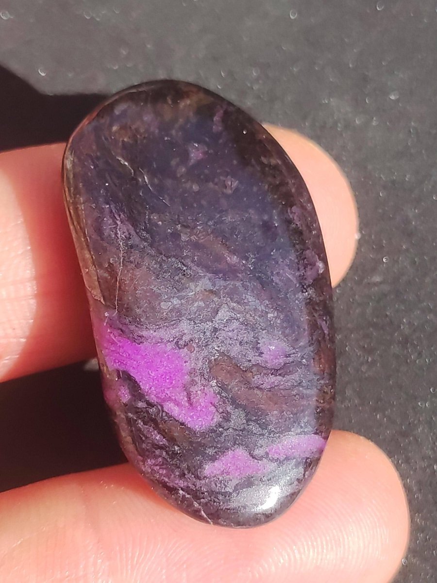 Sugilith - Sammler Deko Heilstein lila Handschmeichler Rarität Meditation Energie Edelstein Kristall Wert Natürlich Unikat Geschenk Er Sie - Art of Nature Berlin