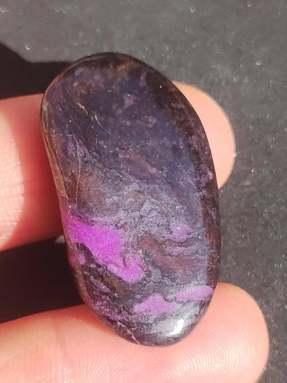 Sugilith - Sammler Deko Heilstein lila Handschmeichler Rarität Meditation Energie Edelstein Kristall Wert Natürlich Unikat Geschenk Er Sie - Art of Nature Berlin