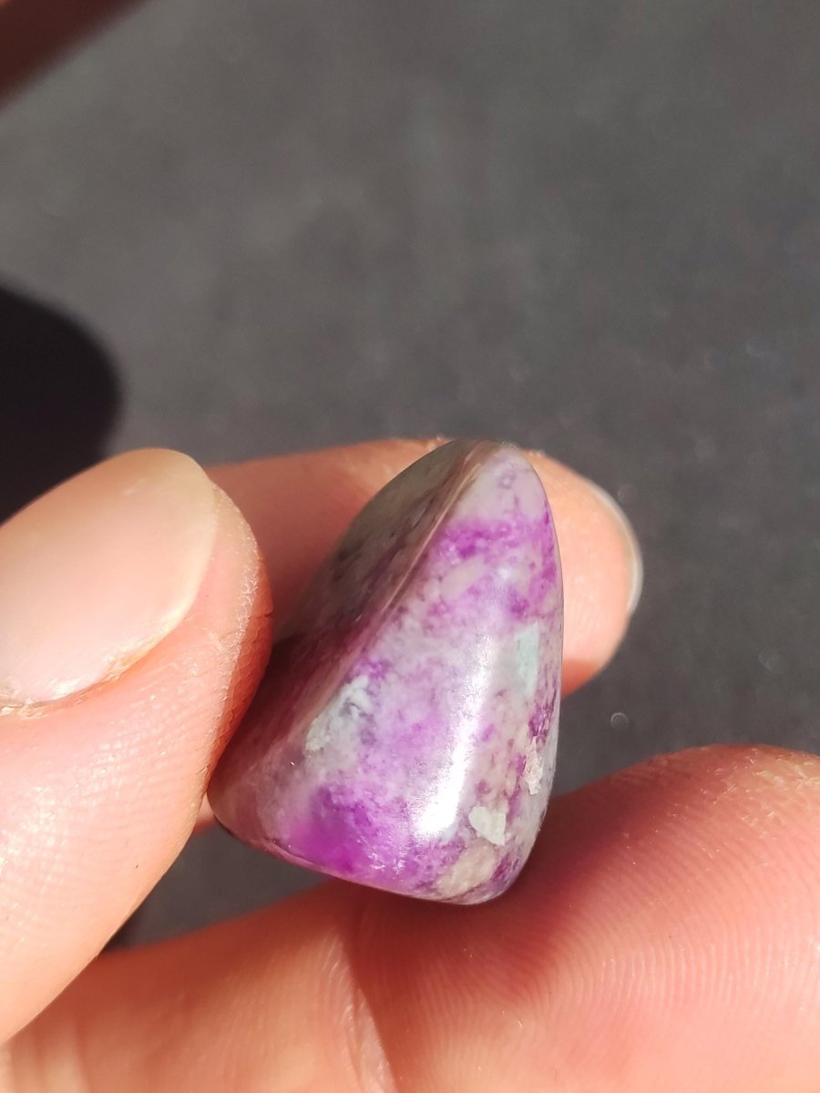 Sugilith - Sammler Deko Heilstein lila Handschmeichler Rarität Meditation Energie Edelstein Kristall Wert Natürlich Unikat Geschenk Er Sie - Art of Nature Berlin