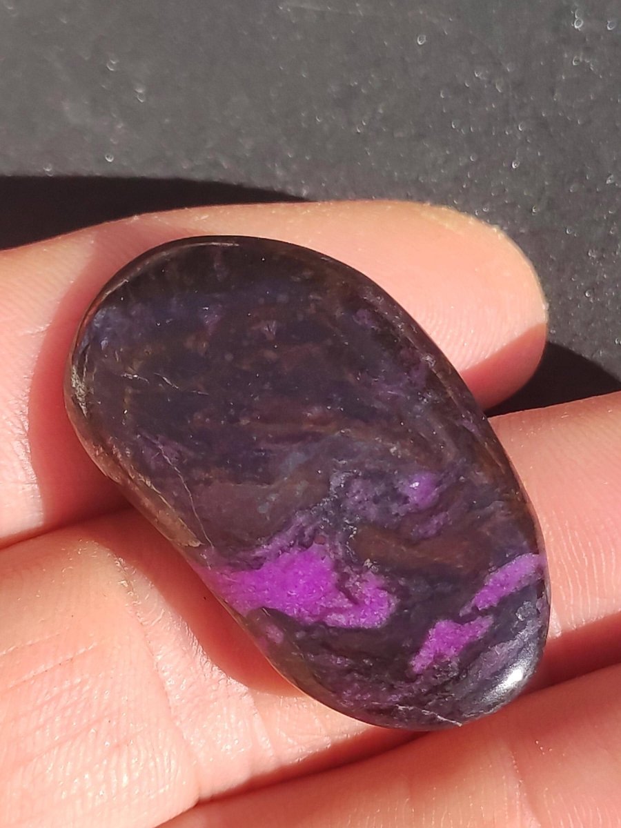 Sugilith - Sammler Deko Heilstein lila Handschmeichler Rarität Meditation Energie Edelstein Kristall Wert Natürlich Unikat Geschenk Er Sie - Art of Nature Berlin