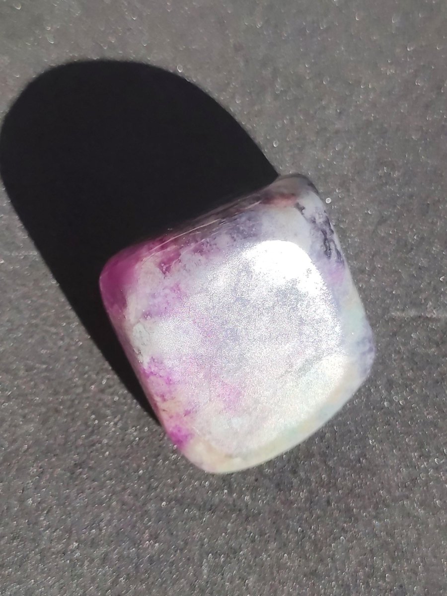 Sugilith - Sammler Deko Heilstein lila Handschmeichler Rarität Meditation Energie Edelstein Kristall Wert Natürlich Unikat Geschenk Er Sie - Art of Nature Berlin