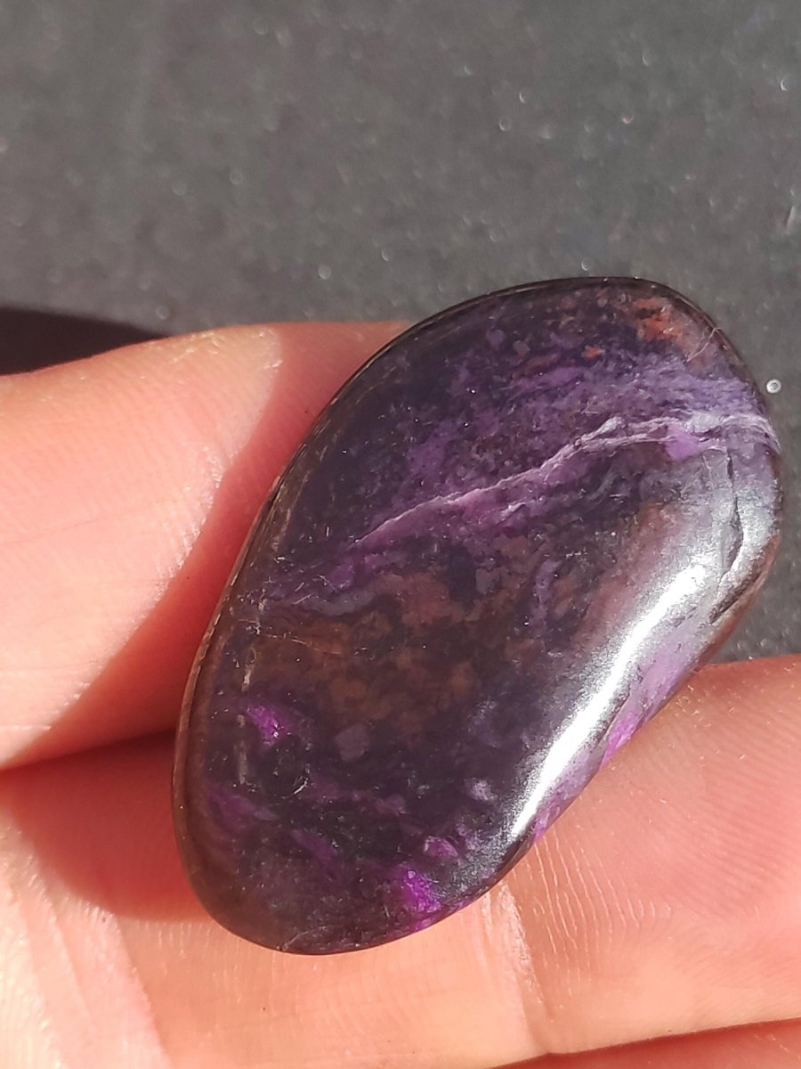 Sugilith - Sammler Deko Heilstein lila Handschmeichler Rarität Meditation Energie Edelstein Kristall Wert Natürlich Unikat Geschenk Er Sie - Art of Nature Berlin