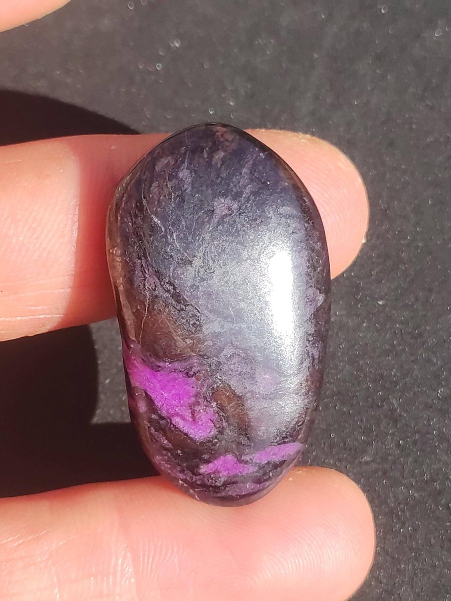 Sugilith - Sammler Deko Heilstein lila Handschmeichler Rarität Meditation Energie Edelstein Kristall Wert Natürlich Unikat Geschenk Er Sie - Art of Nature Berlin