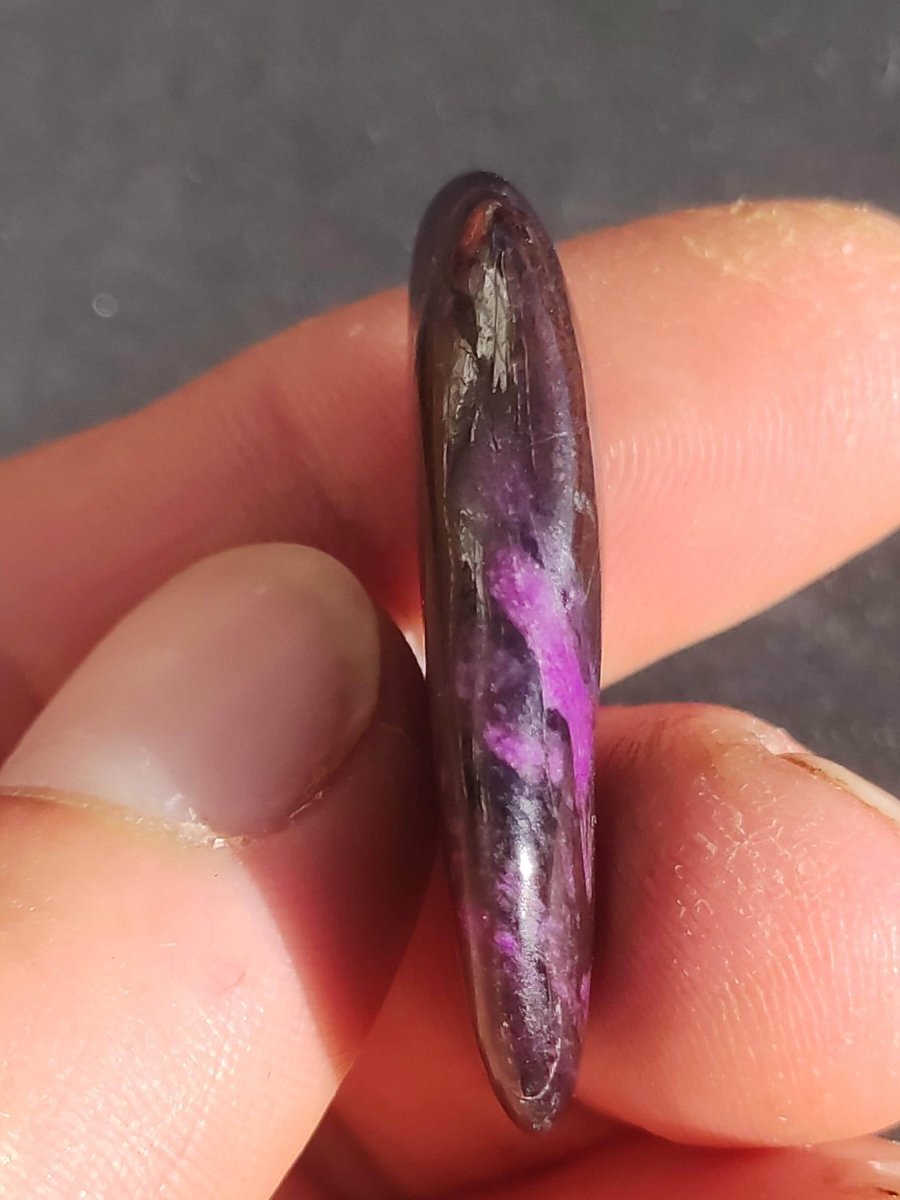 Sugilith - Sammler Deko Heilstein lila Handschmeichler Rarität Meditation Energie Edelstein Kristall Wert Natürlich Unikat Geschenk Er Sie - Art of Nature Berlin