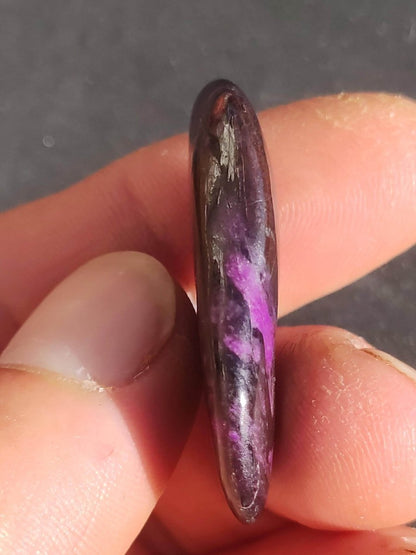 Sugilith - Sammler Deko Heilstein lila Handschmeichler Rarität Meditation Energie Edelstein Kristall Wert Natürlich Unikat Geschenk Er Sie - Art of Nature Berlin