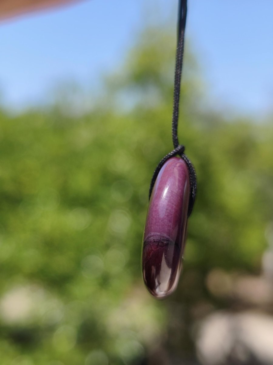 Sugilith Schutz Donut Edelstein Kristall Heilstein Rarität Selten Sammler Sugilit lila Anhänger rund Geschenk Mann Frau Er Sie Freund violet - Art of Nature Berlin