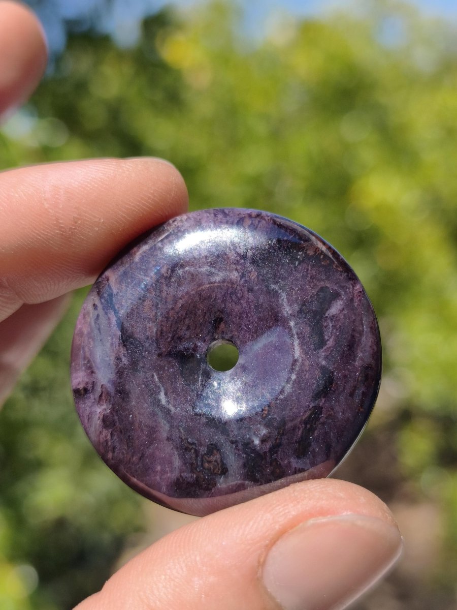 Sugilith Schutz Donut Edelstein Kristall Heilstein Rarität Selten Sammler Sugilit lila Anhänger rund Geschenk Mann Frau Er Sie Freund violet - Art of Nature Berlin