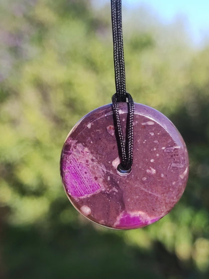 Sugilith Schutz Donut Edelstein Kristall Heilstein Rarität Selten Sammler Sugilit lila Anhänger rund Geschenk Mann Frau Er Sie Freund violet - Art of Nature Berlin