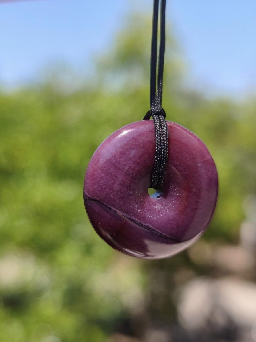 Sugilith Schutz Donut Edelstein Kristall Heilstein Rarität Selten Sammler Sugilit lila Anhänger rund Geschenk Mann Frau Er Sie Freund violet - Art of Nature Berlin