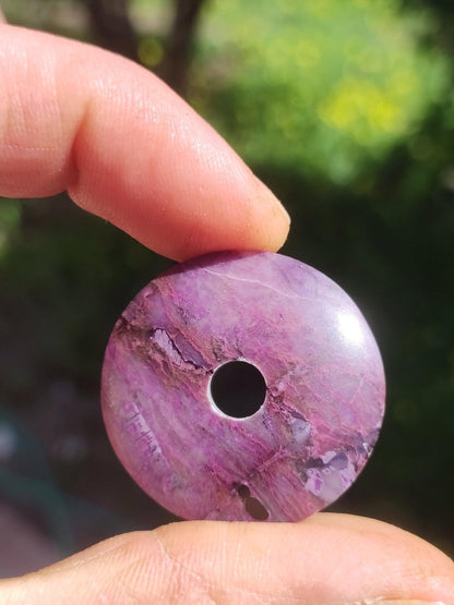 Sugilith Schutz Donut Edelstein Kristall Heilstein Rarität Selten Sammler Sugilit lila Anhänger rund Geschenk Mann Frau Er Sie Freund violet - Art of Nature Berlin