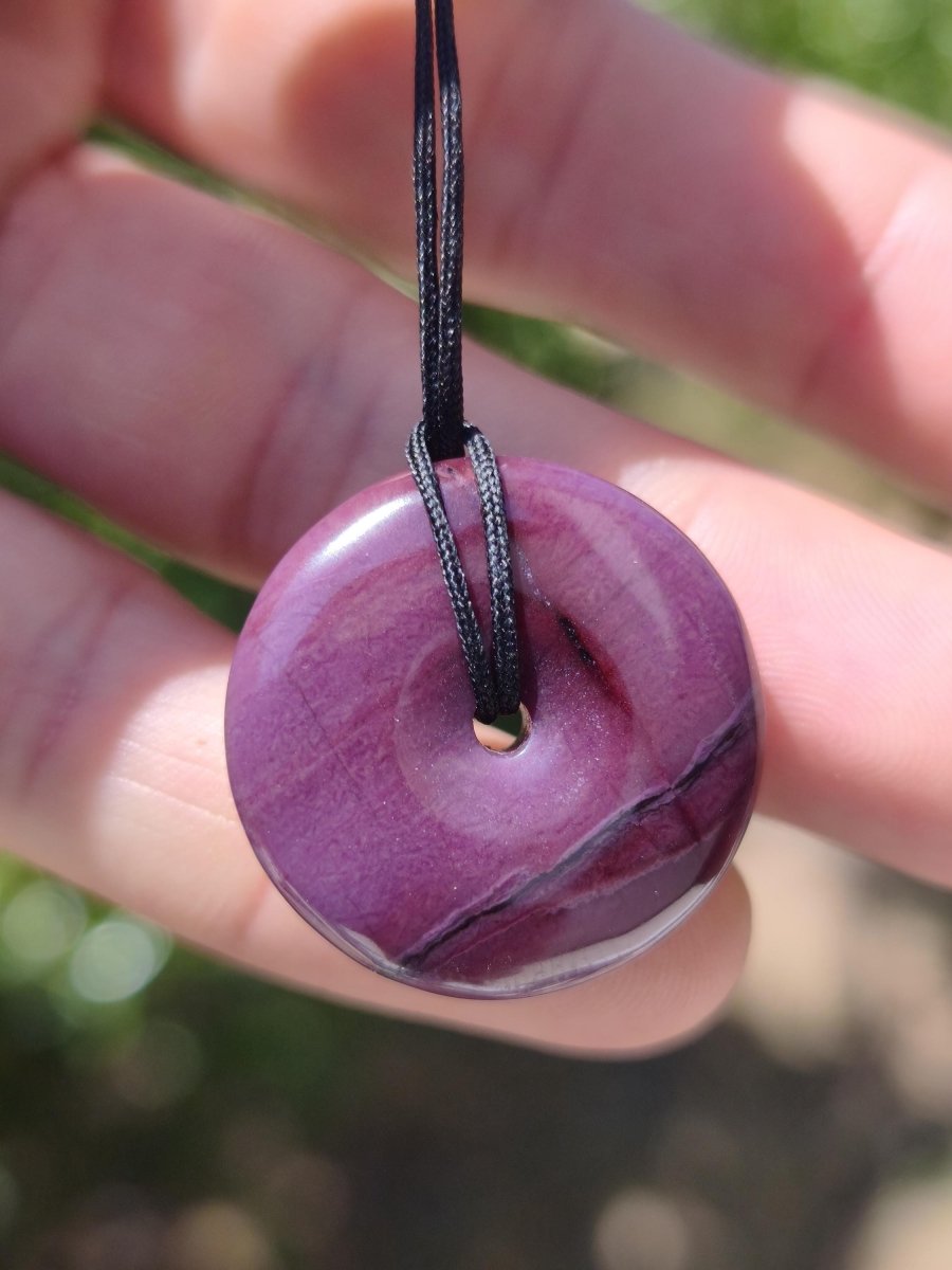 Sugilith Schutz Donut Edelstein Kristall Heilstein Rarität Selten Sammler Sugilit lila Anhänger rund Geschenk Mann Frau Er Sie Freund violet - Art of Nature Berlin