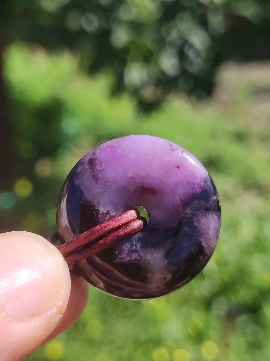 Sugilith Schutz Donut Edelstein Kristall Heilstein Rarität Selten Sammler Sugilit lila Anhänger rund Geschenk Mann Frau Er Sie Freund violet - Art of Nature Berlin