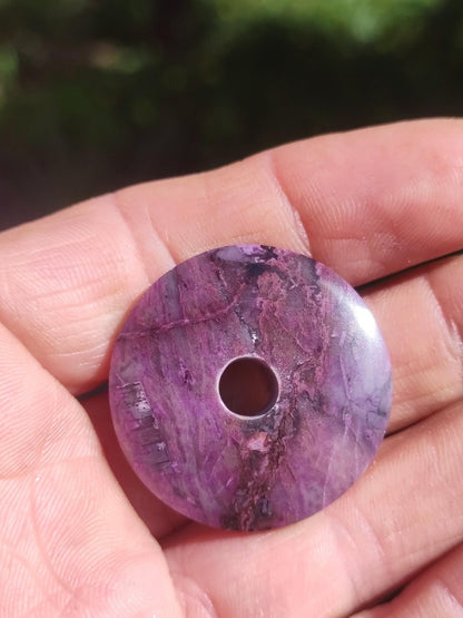 Sugilith Schutz Donut Edelstein Kristall Heilstein Rarität Selten Sammler Sugilit lila Anhänger rund Geschenk Mann Frau Er Sie Freund violet - Art of Nature Berlin