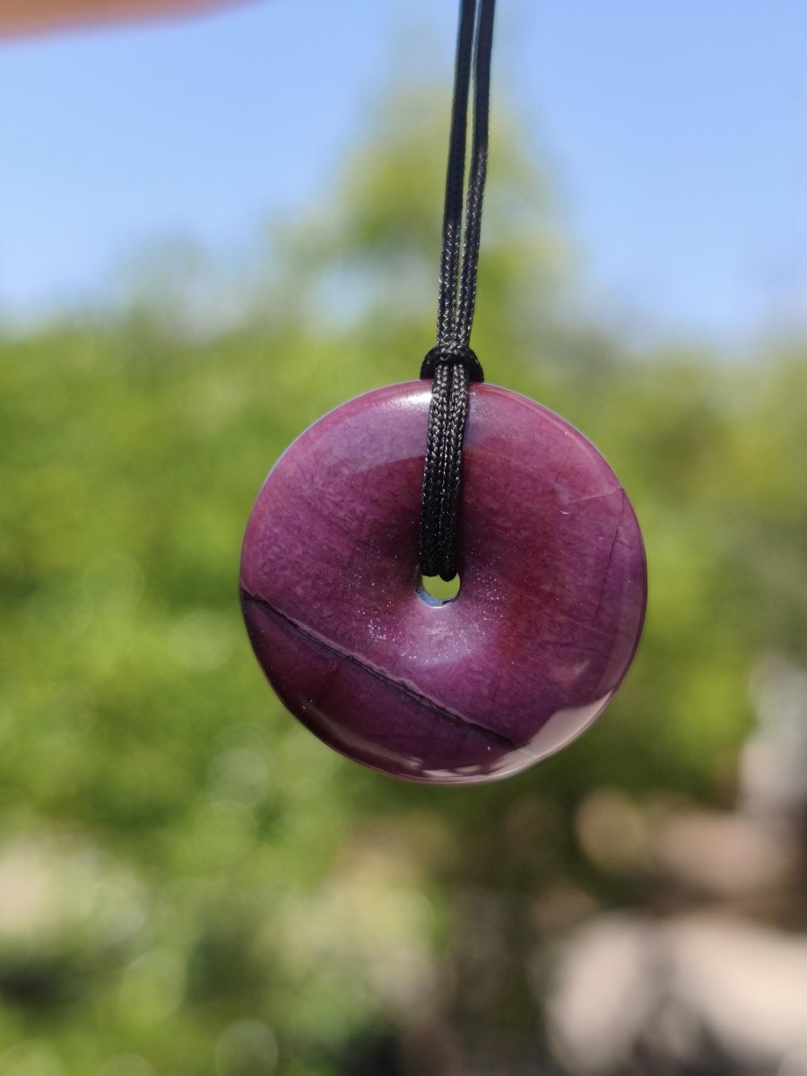 Sugilith Schutz Donut Edelstein Kristall Heilstein Rarität Selten Sammler Sugilit lila Anhänger rund Geschenk Mann Frau Er Sie Freund violet - Art of Nature Berlin