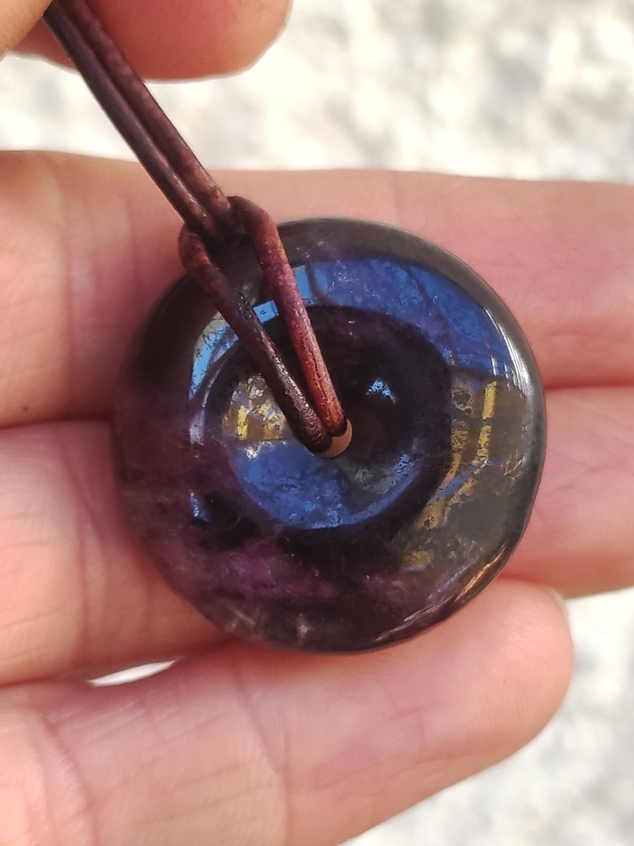 Sugilith Schutz Donut Edelstein Kristall Heilstein Rarität Selten Sammler Sugilit lila Anhänger rund Geschenk Mann Frau Er Sie Freund violet - Art of Nature Berlin