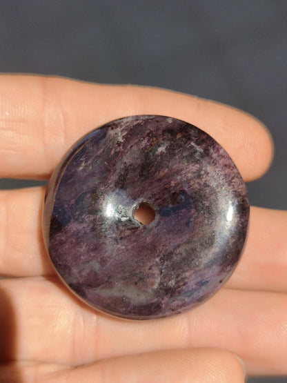 Sugilith Schutz Donut Edelstein Kristall Heilstein Rarität Selten Sammler Sugilit lila Anhänger rund Geschenk Mann Frau Er Sie Freund violet - Art of Nature Berlin
