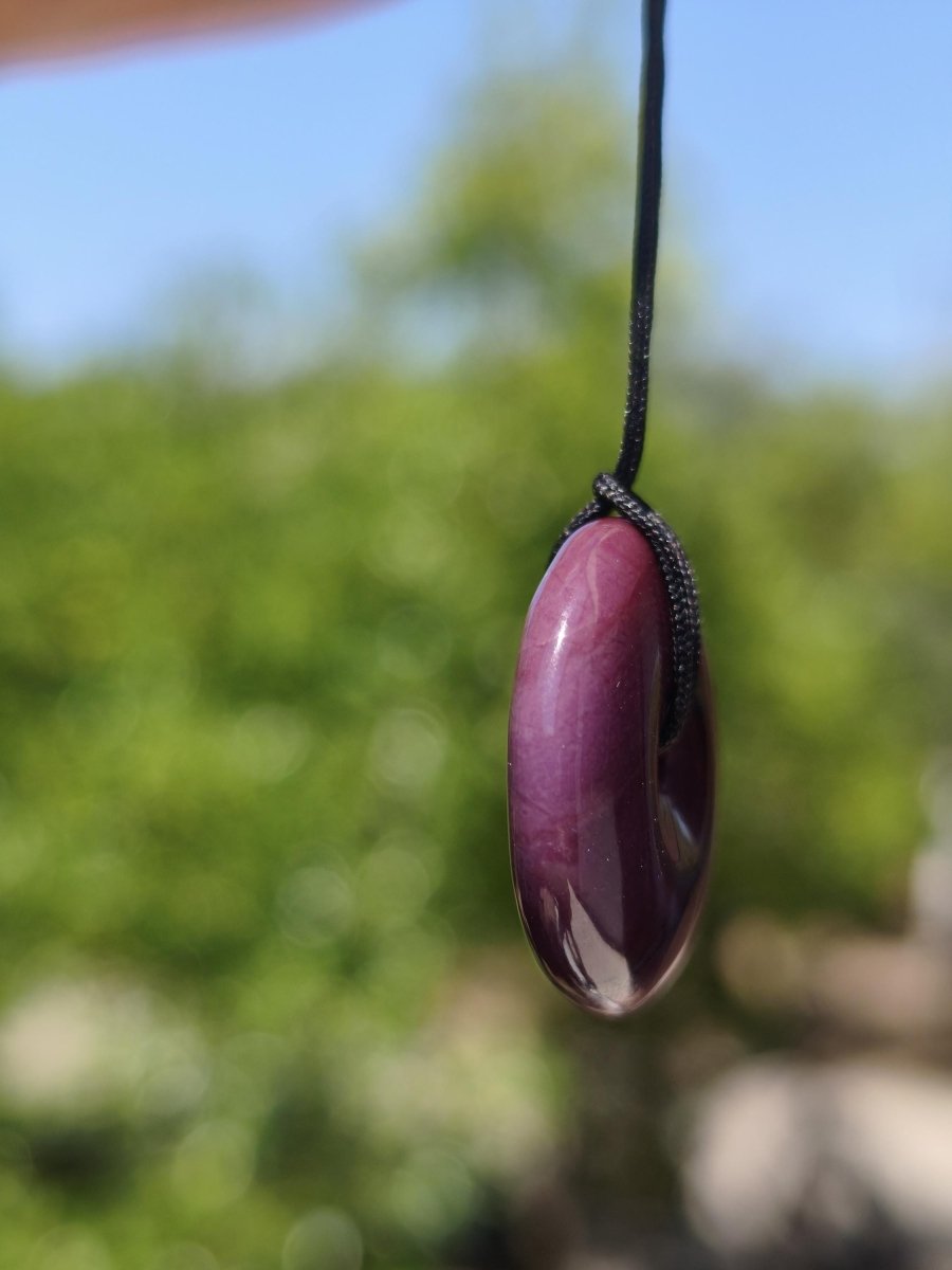 Sugilith Schutz Donut Edelstein Kristall Heilstein Rarität Selten Sammler Sugilit lila Anhänger rund Geschenk Mann Frau Er Sie Freund violet - Art of Nature Berlin