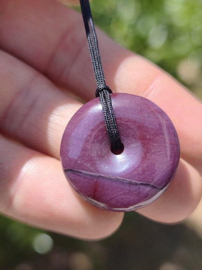 Sugilith Schutz Donut Edelstein Kristall Heilstein Rarität Selten Sammler Sugilit lila Anhänger rund Geschenk Mann Frau Er Sie Freund violet - Art of Nature Berlin