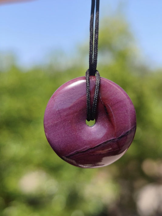 Sugilith Schutz Donut Edelstein Kristall Heilstein Rarität Selten Sammler Sugilit lila Anhänger rund Geschenk Mann Frau Er Sie Freund violet - Art of Nature Berlin