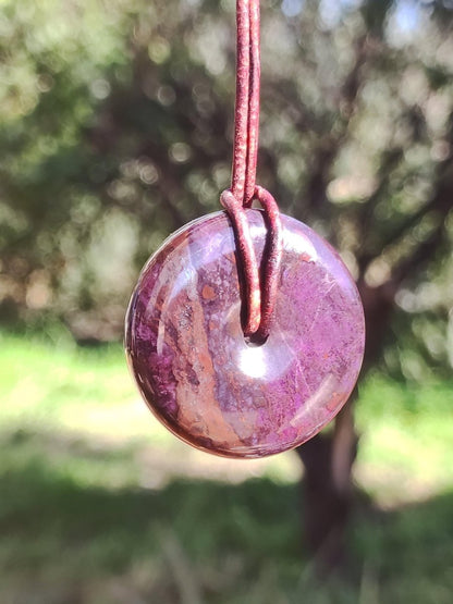 Sugilith Schutz Donut Edelstein Kristall Heilstein Rarität Selten Sammler Sugilit lila Anhänger rund Geschenk Mann Frau Er Sie Freund violet - Art of Nature Berlin