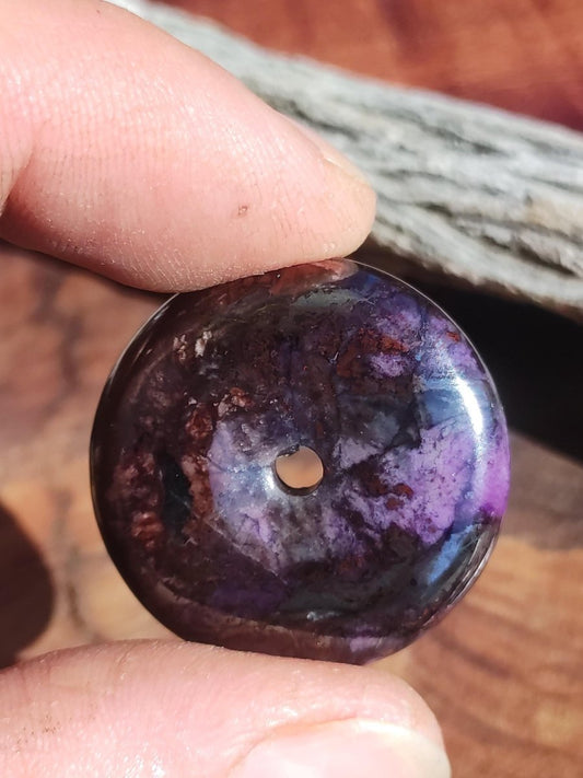 Sugilith Schutz Donut Edelstein Kristall Heilstein Rarität Selten Sammler Sugilit lila Anhänger rund Geschenk Mann Frau Er Sie Freund violet - Art of Nature Berlin
