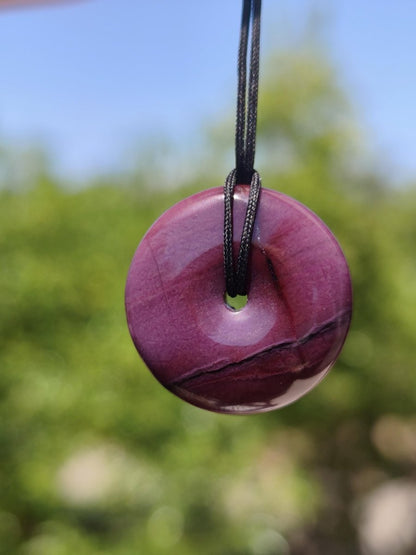 Sugilith Schutz Donut Edelstein Kristall Heilstein Rarität Selten Sammler Sugilit lila Anhänger rund Geschenk Mann Frau Er Sie Freund violet - Art of Nature Berlin