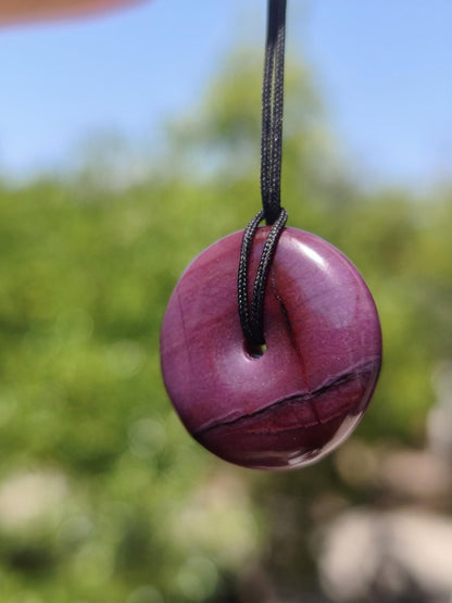 Sugilith Schutz Donut Edelstein Kristall Heilstein Rarität Selten Sammler Sugilit lila Anhänger rund Geschenk Mann Frau Er Sie Freund violet - Art of Nature Berlin