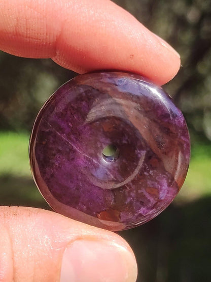 Sugilith Schutz Donut Edelstein Kristall Heilstein Rarität Selten Sammler Sugilit lila Anhänger rund Geschenk Mann Frau Er Sie Freund violet - Art of Nature Berlin