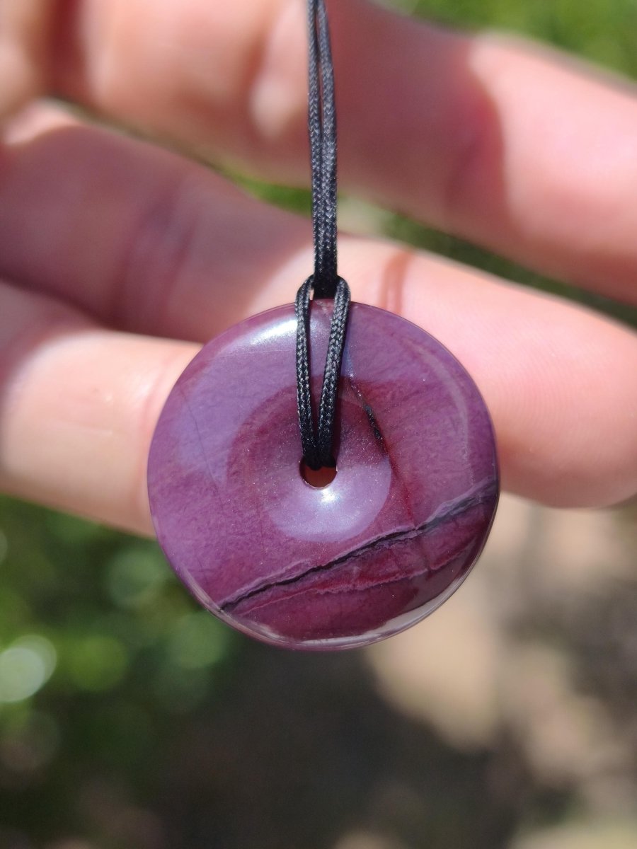Sugilith Schutz Donut Edelstein Kristall Heilstein Rarität Selten Sammler Sugilit lila Anhänger rund Geschenk Mann Frau Er Sie Freund violet - Art of Nature Berlin