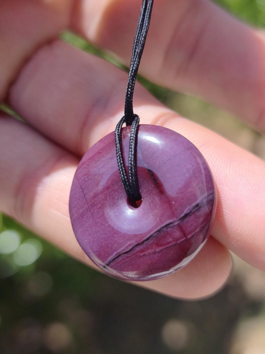 Sugilith Schutz Donut Edelstein Kristall Heilstein Rarität Selten Sammler Sugilit lila Anhänger rund Geschenk Mann Frau Er Sie Freund violet - Art of Nature Berlin