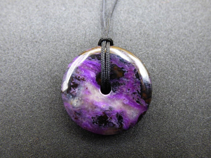 Sugilith Schutz Donut Edelstein Kristall Heilstein Rarität Selten Sammler lila blau Anhänger Geschenk Frau Er Sie Halschakra - Art of Nature Berlin