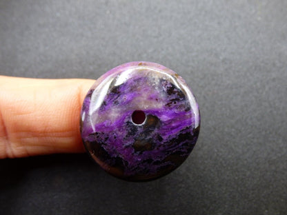 Sugilith Schutz Donut Edelstein Kristall Heilstein Rarität Selten Sammler lila blau Anhänger Geschenk Frau Er Sie Halschakra - Art of Nature Berlin