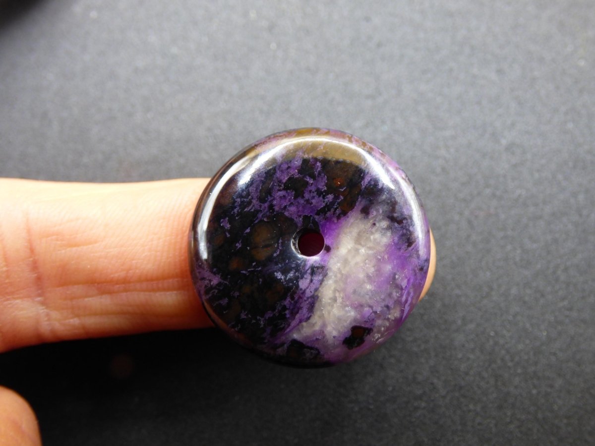 Sugilith Schutz Donut Edelstein Kristall Heilstein Rarität Selten Sammler lila blau Anhänger Geschenk Frau Er Sie Halschakra - Art of Nature Berlin