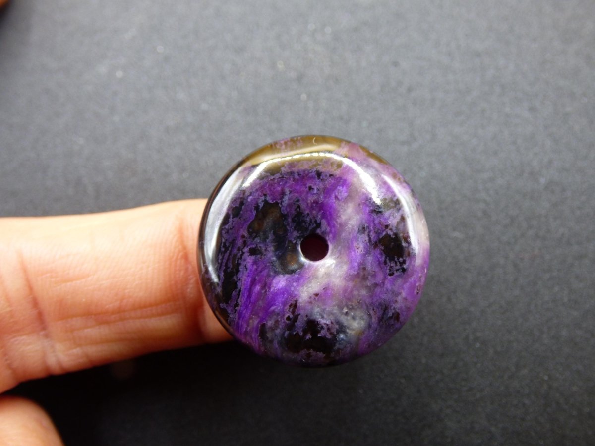 Sugilith Schutz Donut Edelstein Kristall Heilstein Rarität Selten Sammler lila blau Anhänger Geschenk Frau Er Sie Halschakra - Art of Nature Berlin