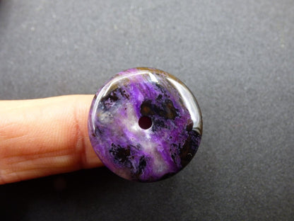 Sugilith Schutz Donut Edelstein Kristall Heilstein Rarität Selten Sammler lila blau Anhänger Geschenk Frau Er Sie Halschakra - Art of Nature Berlin