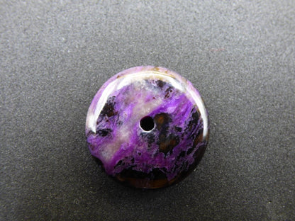 Sugilith Schutz Donut Edelstein Kristall Heilstein Rarität Selten Sammler lila blau Anhänger Geschenk Frau Er Sie Halschakra - Art of Nature Berlin