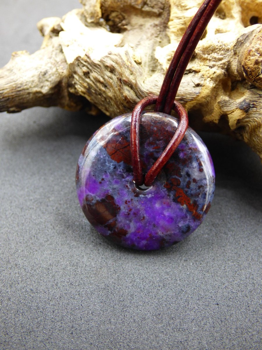 Sugilith Schutz Donut Edelstein Kristall Heilstein Rarität Selten Sammler Sugilit lila Anhänger rund Geschenk Mann Frau Er Sie Freund violet - Art of Nature Berlin