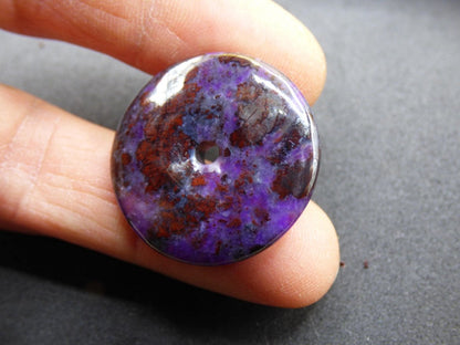 Sugilith Schutz Donut Edelstein Kristall Heilstein Rarität Selten Sammler Sugilit lila Anhänger rund Geschenk Mann Frau Er Sie Freund violet - Art of Nature Berlin