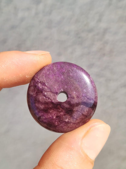 Sugilith Schutz Donut Edelstein Kristall Heilstein Rarität Selten Sammler Sugilit lila Anhänger rund Geschenk Mann Frau Er Sie Freund violet - Art of Nature Berlin