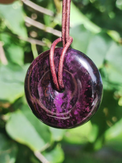 Sugilith Schutz Donut Edelstein Kristall Heilstein Rarität Selten Sammler Sugilit lila Anhänger rund Geschenk Mann Frau Er Sie Freund violet - Art of Nature Berlin