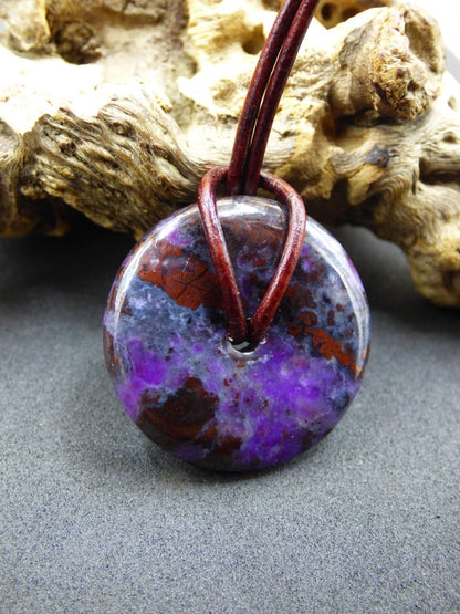 Sugilith Schutz Donut Edelstein Kristall Heilstein Rarität Selten Sammler Sugilit lila Anhänger rund Geschenk Mann Frau Er Sie Freund violet - Art of Nature Berlin