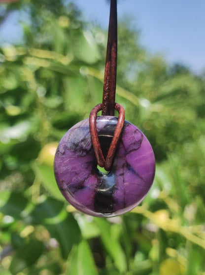 Sugilith Schutz Donut Edelstein Kristall Heilstein Rarität Selten Sammler Sugilit lila Anhänger rund Geschenk Mann Frau Er Sie Freund violet - Art of Nature Berlin