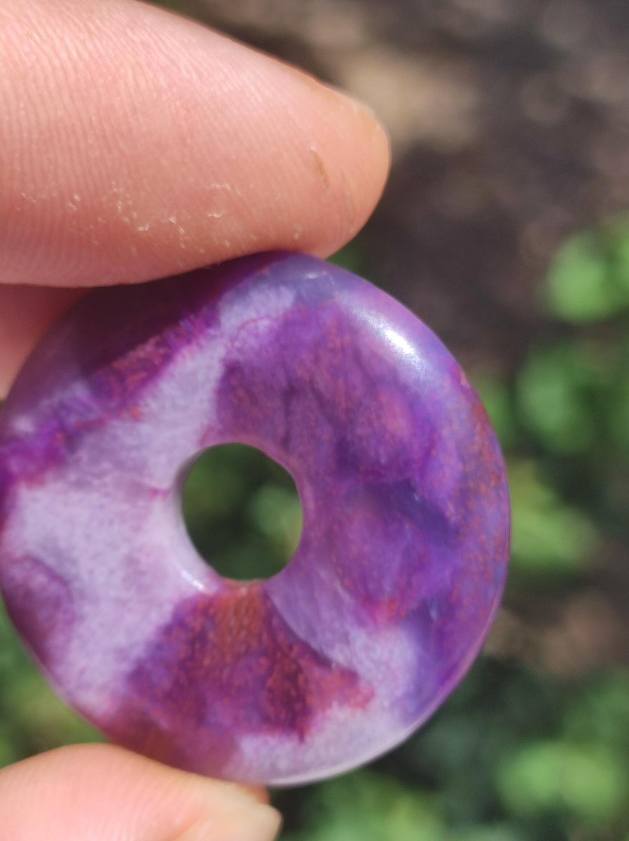 Sugilith Schutz Donut Edelstein Kristall Heilstein Rarität Selten Sammler Sugilit lila Anhänger rund Geschenk Mann Frau Er Sie Freund violet - Art of Nature Berlin