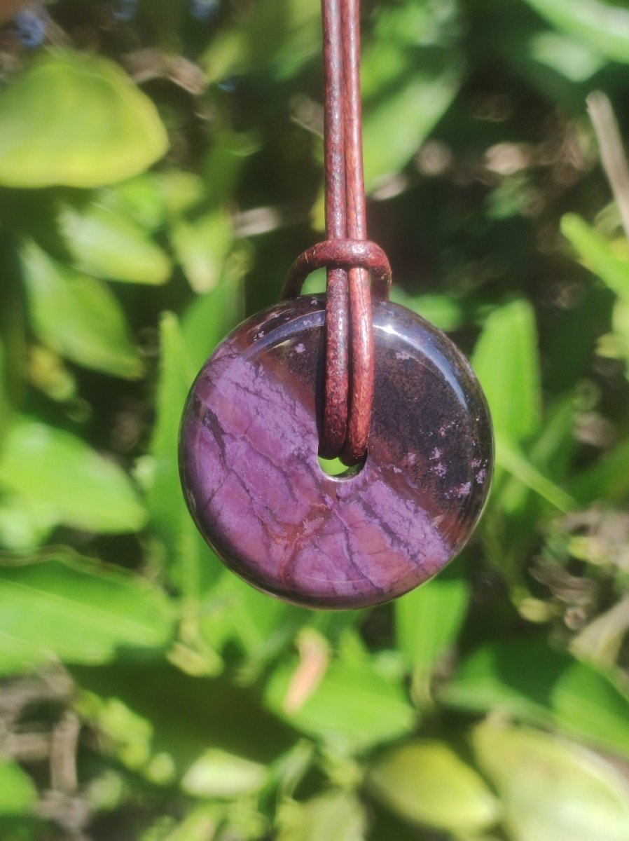 Sugilith Schutz Donut Edelstein Kristall Heilstein Rarität Selten Sammler Sugilit lila Anhänger rund Geschenk Mann Frau Er Sie Freund violet - Art of Nature Berlin