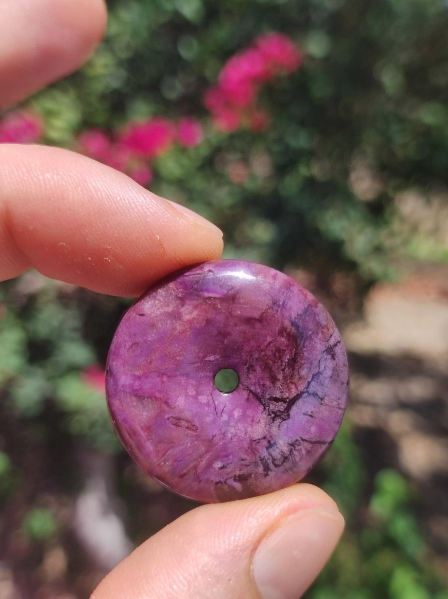 Sugilith Schutz Donut Edelstein Kristall Heilstein Rarität Selten Sammler Sugilit lila Anhänger rund Geschenk Mann Frau Er Sie Freund violet - Art of Nature Berlin
