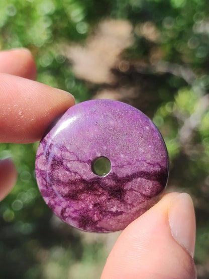 Sugilith Schutz Donut Edelstein Kristall Heilstein Rarität Selten Sammler Sugilit lila Anhänger rund Geschenk Mann Frau Er Sie Freund violet - Art of Nature Berlin