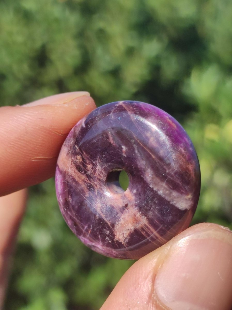 Sugilith Schutz Donut Edelstein Kristall Heilstein Rarität Selten Sammler Sugilit lila Anhänger rund Geschenk Mann Frau Er Sie Freund violet - Art of Nature Berlin