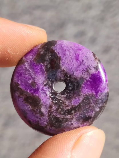 Sugilith Schutz Donut Edelstein Kristall Heilstein Rarität Selten Sammler Sugilit lila Anhänger rund Geschenk Mann Frau Er Sie Freund violet - Art of Nature Berlin