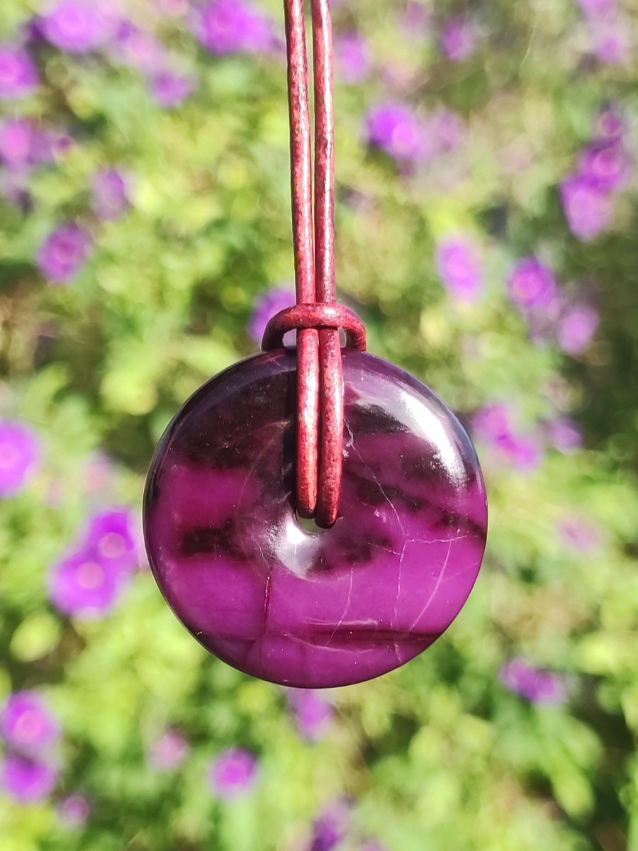 Sugilith Schutz Donut Edelstein Kristall Heilstein Rarität Selten Sammler Sugilit lila Anhänger rund Geschenk Mann Frau Er Sie Freund violet - Art of Nature Berlin